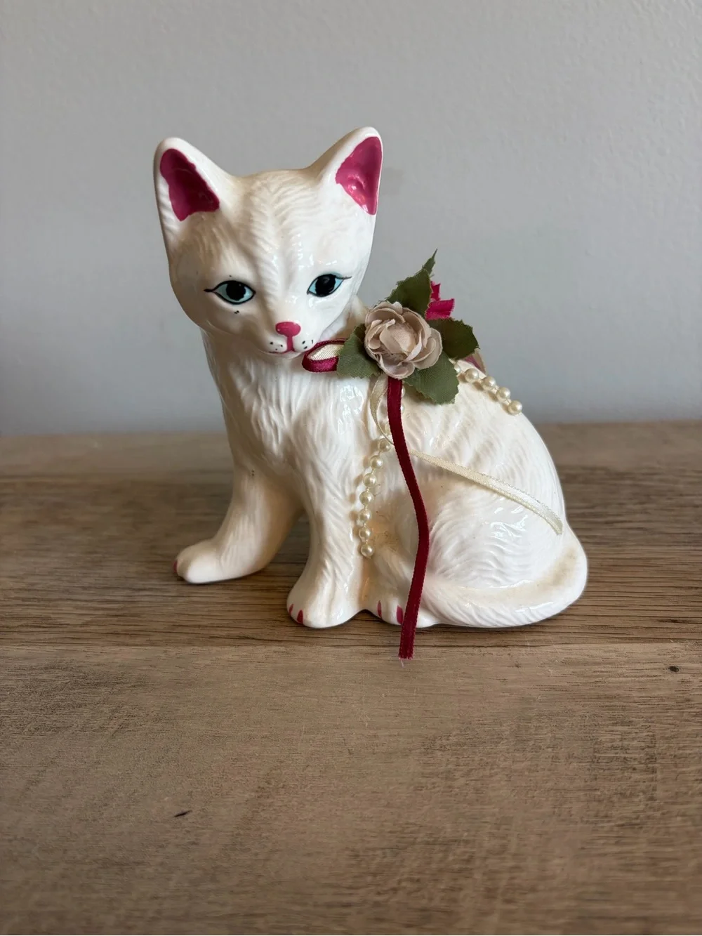 Vintage Porcelain Cat Kitten Ribbon Collar With Flowers Beads Sitting Figurine